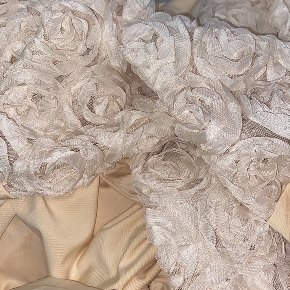 NEW INVENTORY 🔥3D Flower Appliqué Lantern Sleeve Form Fitted Bodysuit🔥 - Picture 6 of 10